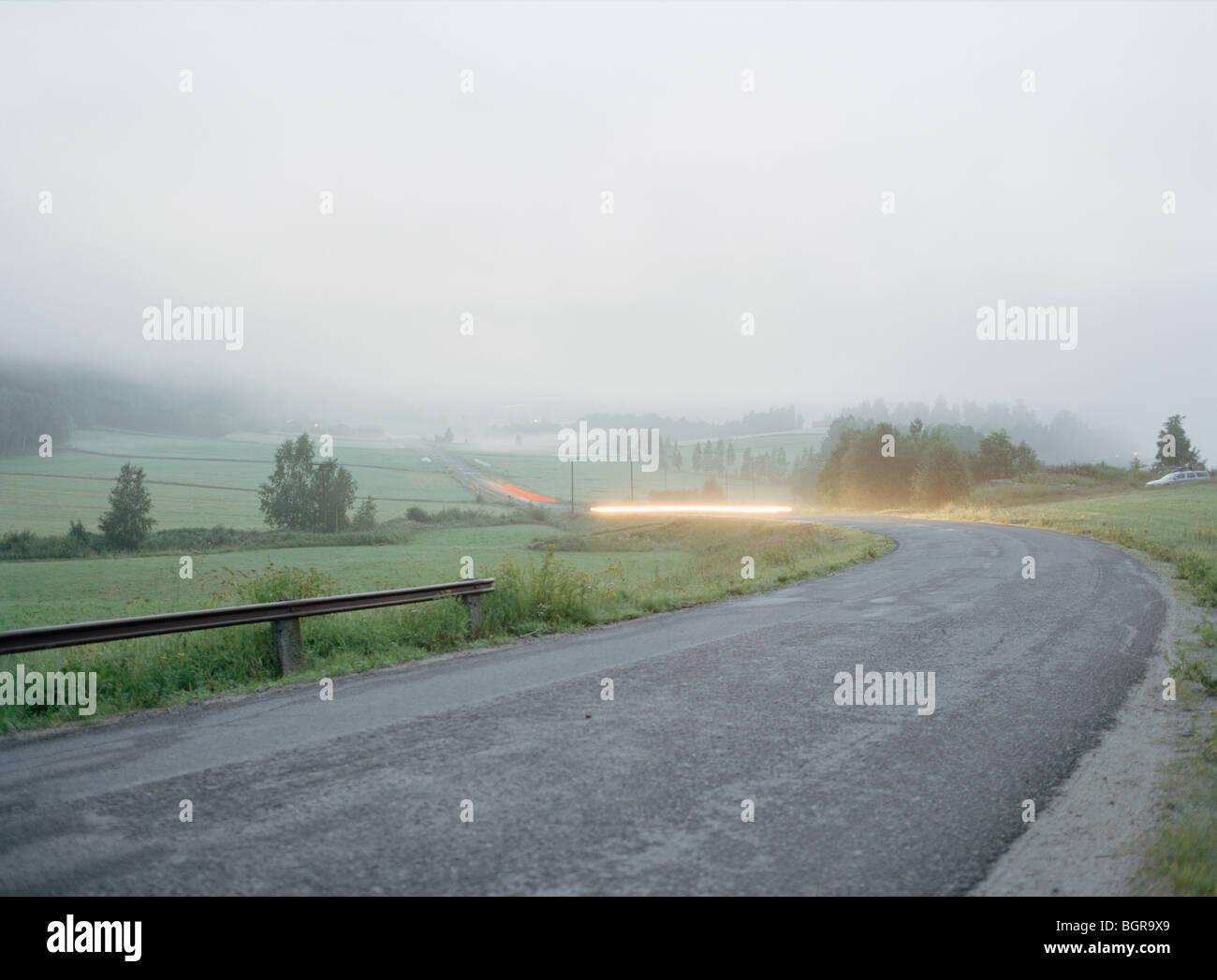 Countryroad in der Abenddämmerung Stockfoto