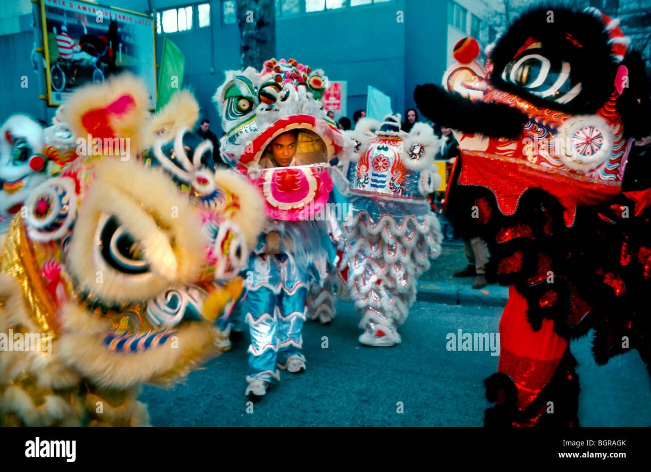 Paris, Frankreich, Chinatown, Chinesische Teenager tanzen „Chinese Dragon“ Tanz auf der Straße während der Feierlichkeiten zum chinesischen Neujahr Einwanderer aus Europa. Stockfoto