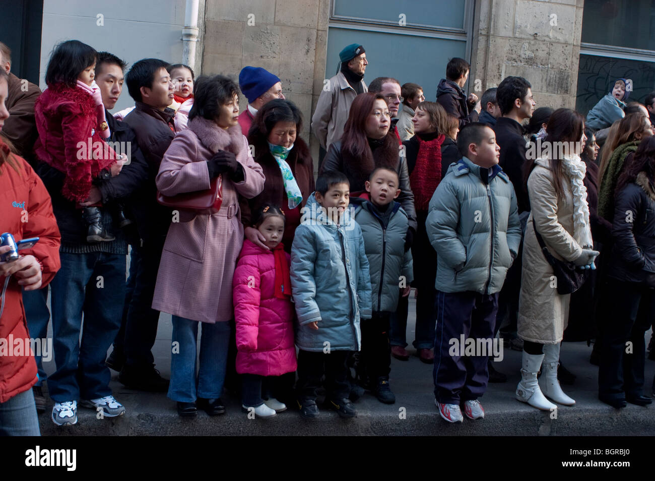 Paris, Frankreich, Große Menschenmenge, Publikum, Show, Straßenszene, Chinatown, asiatische Familien in der chinesischen Stadtstraße „Chinesisches Neujahr“ Stockfoto