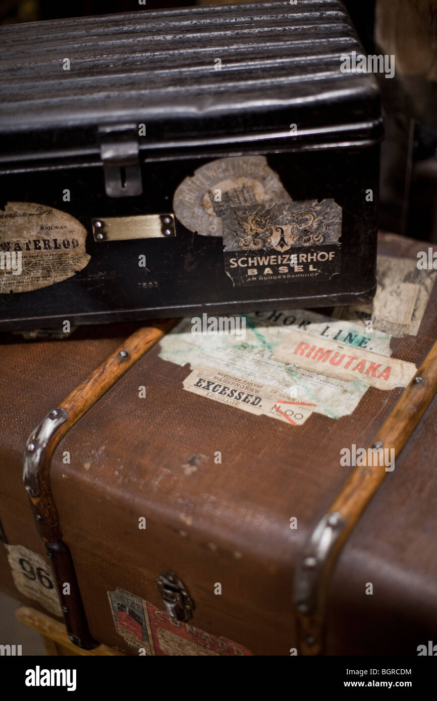 Alte Koffer mit Reise-Labels. Stockfoto