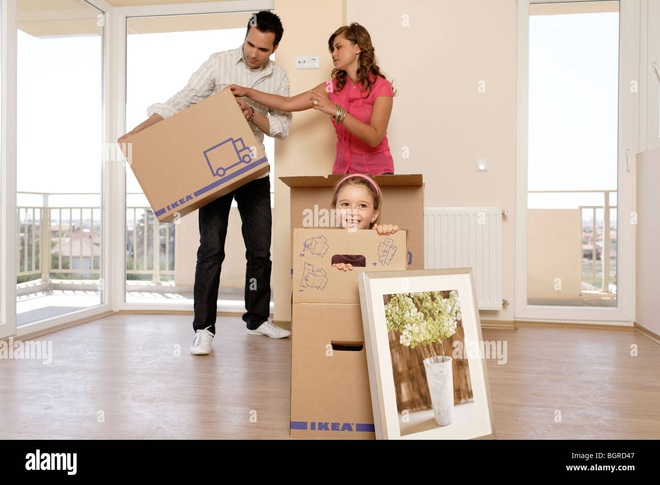 Familie mit Kindern Einzug in eine neue Wohnung Stockfoto