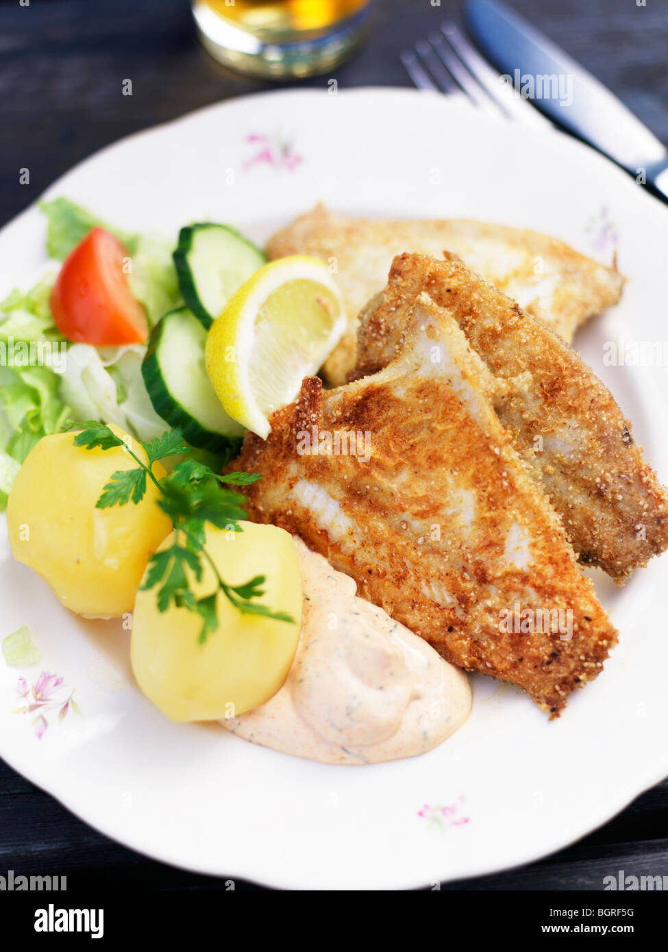 Gebratener Ostsee-Hering und Kartoffeln auf einem Teller, Schweden. Stockfoto