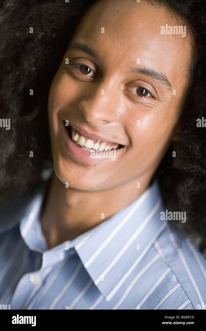 Porträt eines Mannes in ein blaues Hemd. Stockfoto