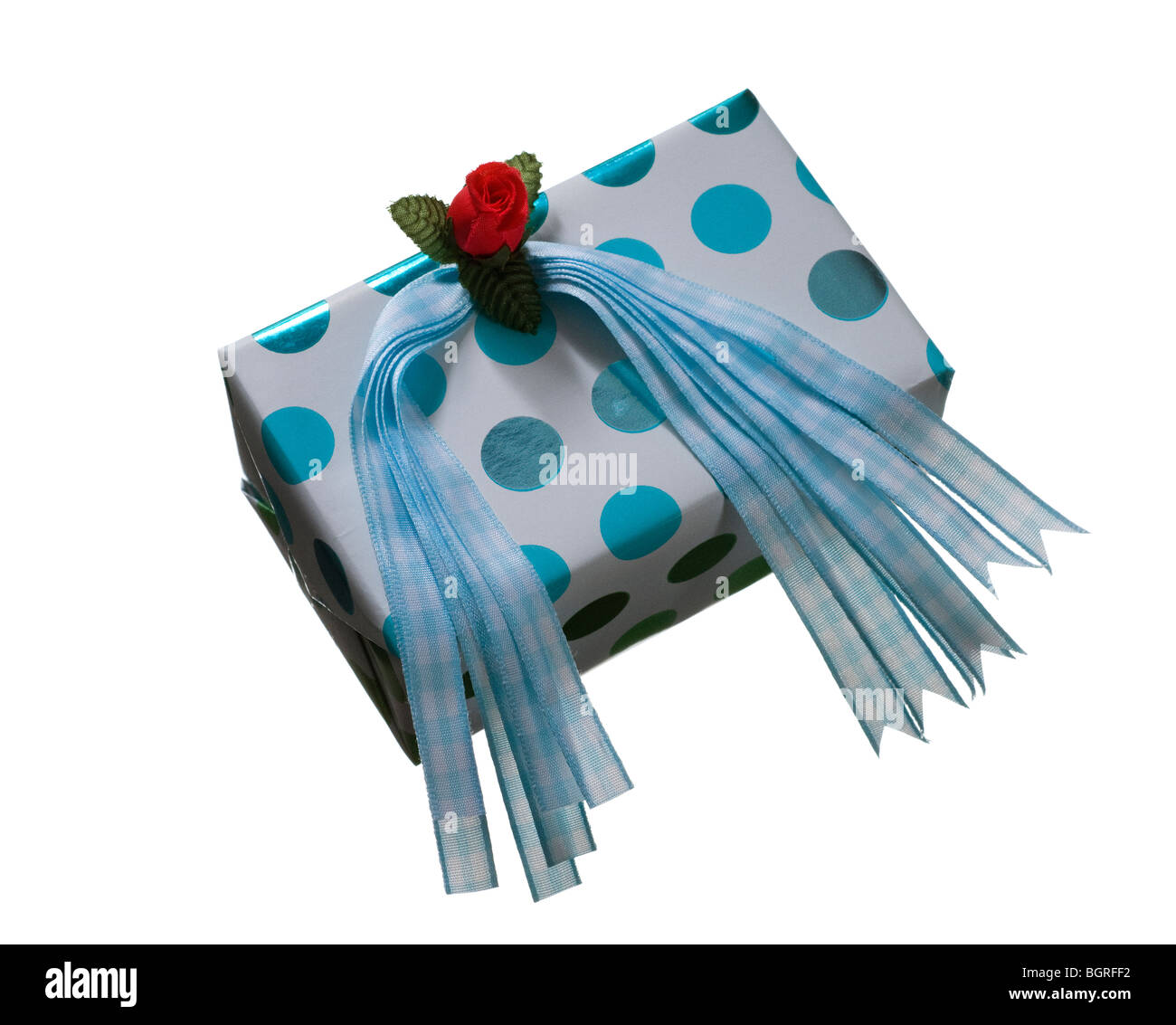 Ein verpacktes Geschenk vor einem weißen Hintergrund. Stockfoto