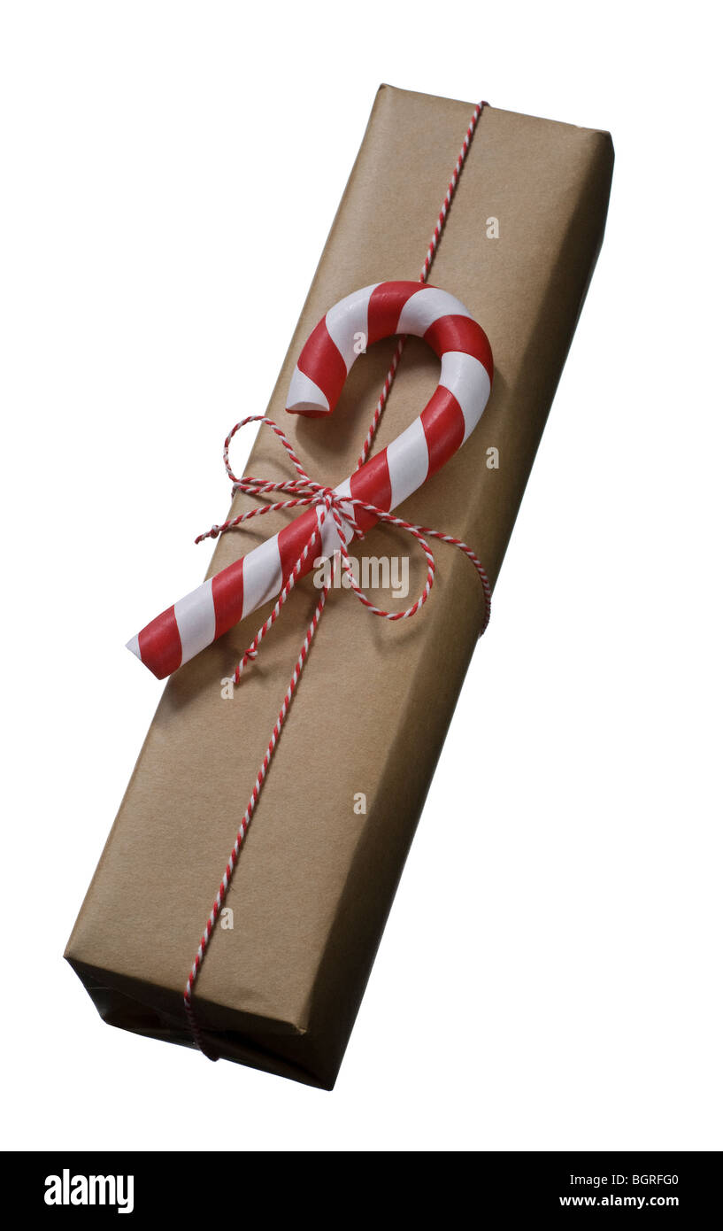 Ein verpacktes Geschenk vor einem weißen Hintergrund. Stockfoto