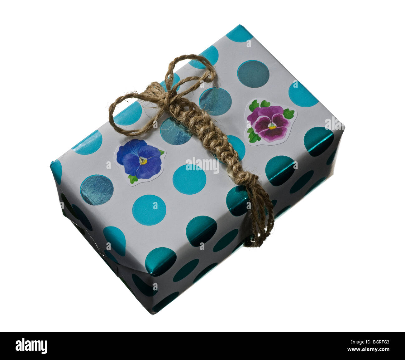 Ein verpacktes Geschenk vor einem weißen Hintergrund. Stockfoto