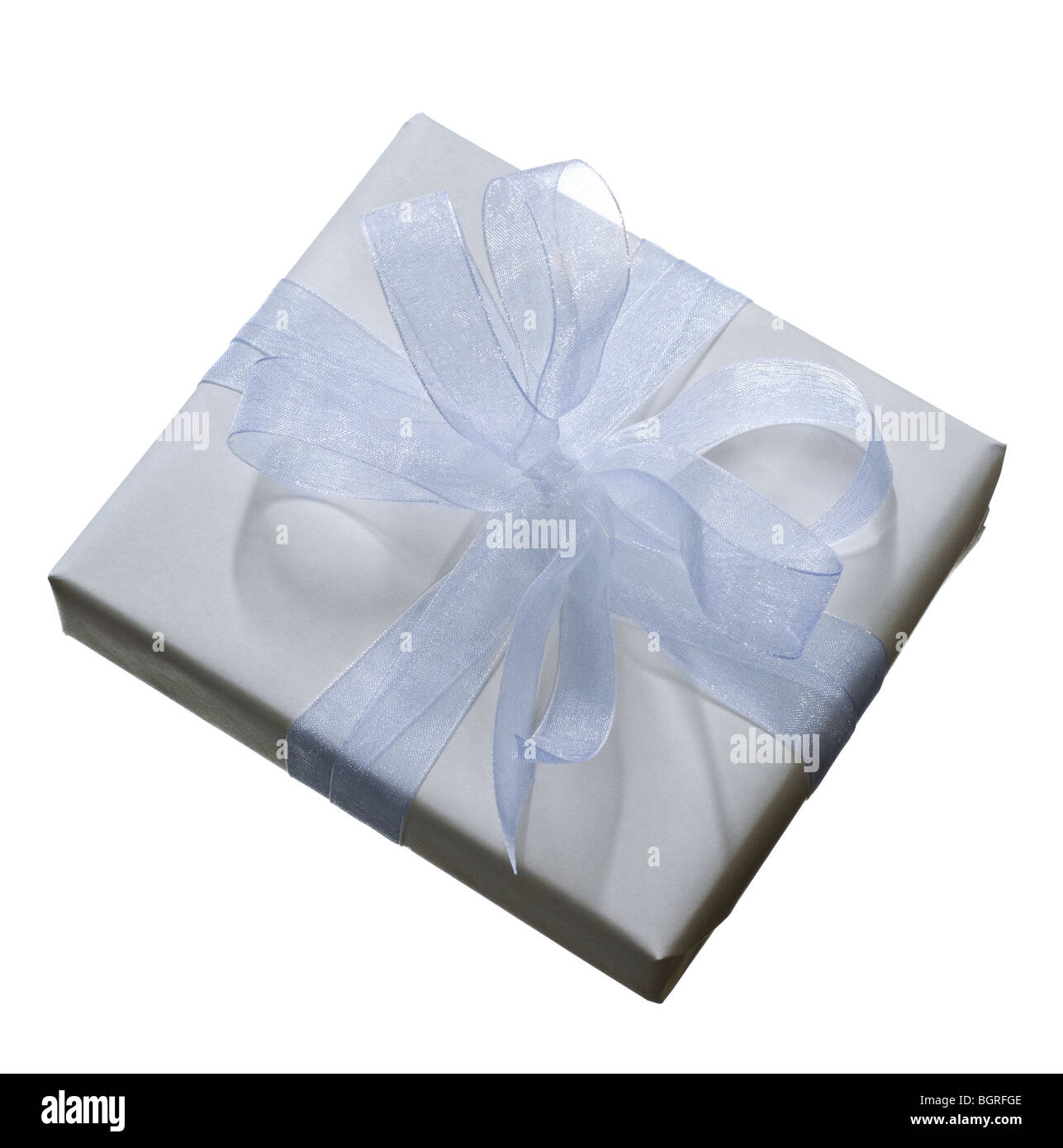 Ein verpacktes Geschenk vor einem weißen Hintergrund. Stockfoto