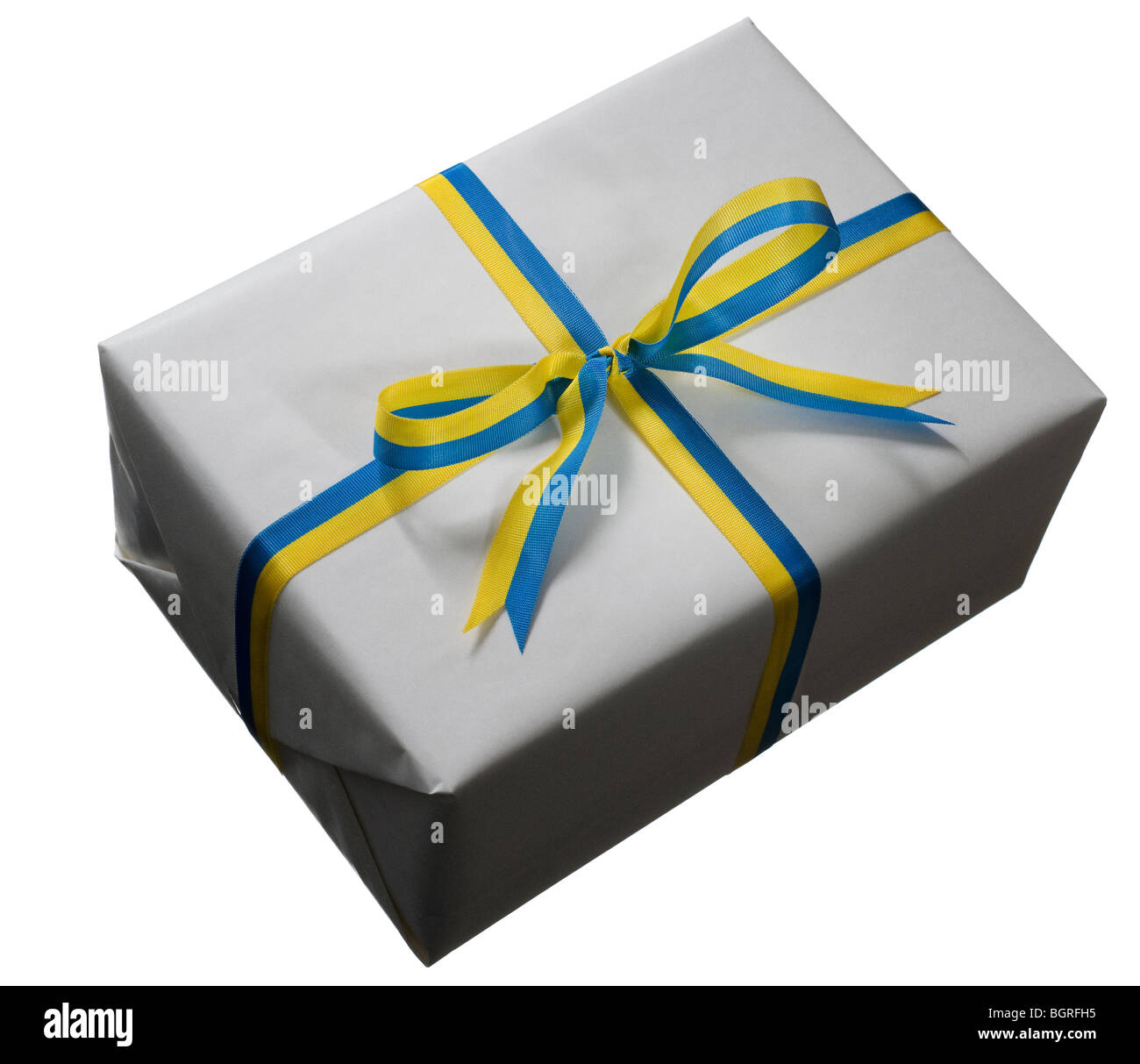 Ein verpacktes Geschenk vor einem weißen Hintergrund. Stockfoto