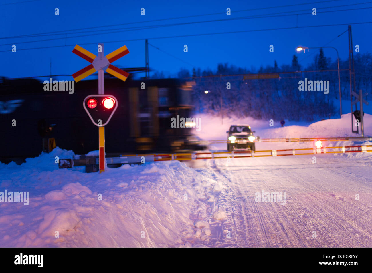 Ein Zug in Bewegung in der Abenddämmerung, Schweden. Stockfoto