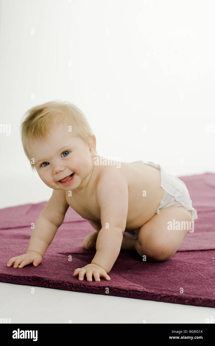 Ein Baby Krabbeln Stockfoto Bild 27562358 Alamy