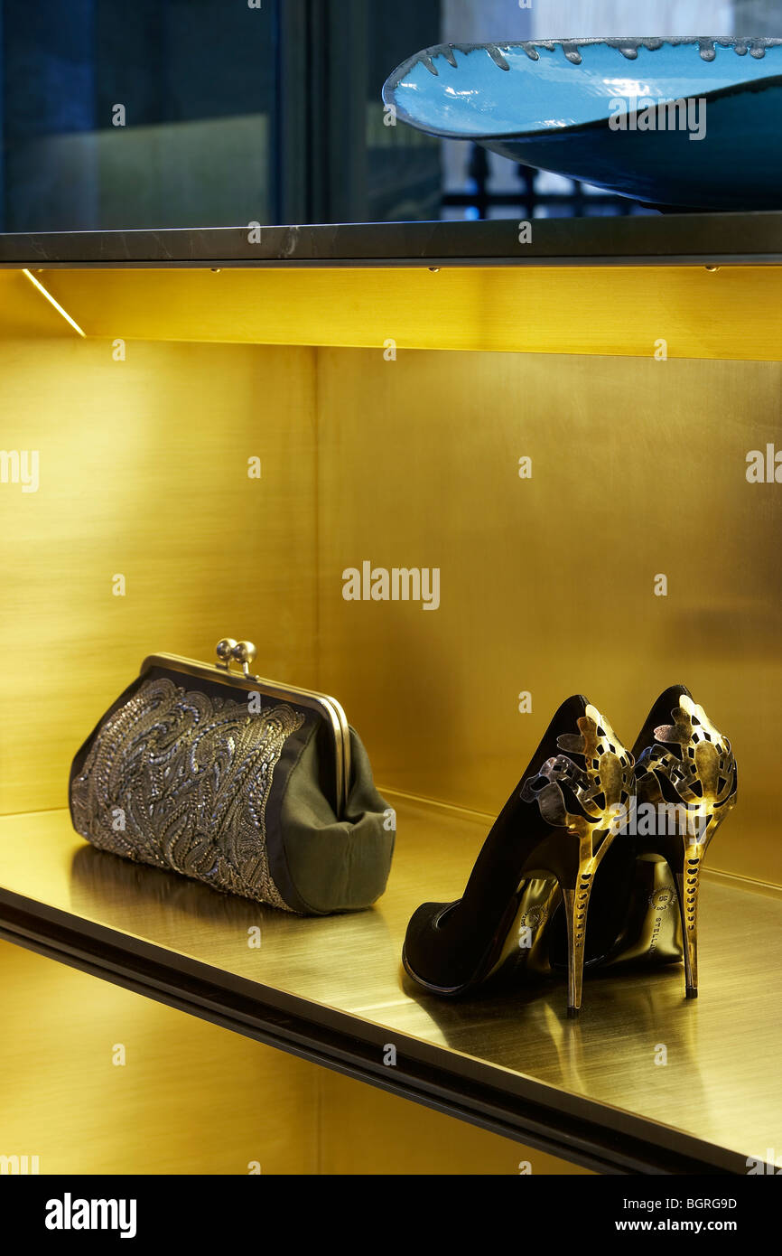 Stella Mccartney Shop, Schuhe & Tasche auf Regal angezeigt Stockfoto
