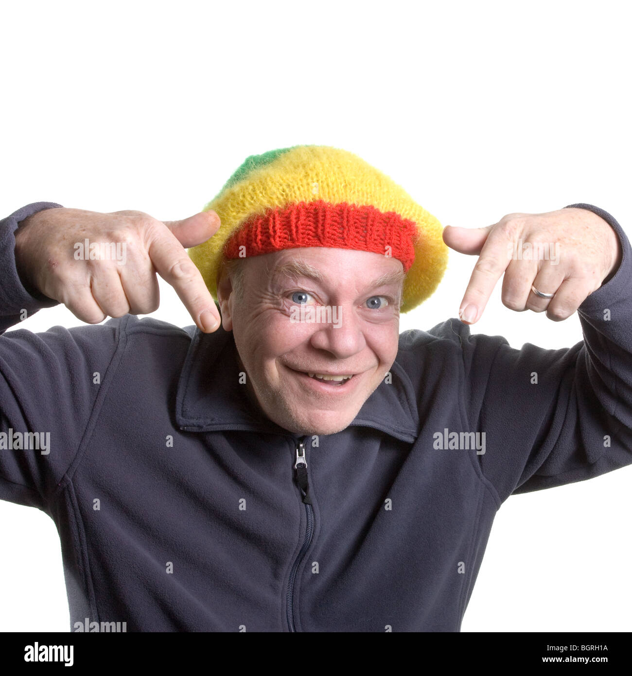 Dumme alte Mann tragen Rasta Mütze Clownerie rund um. Stockfoto