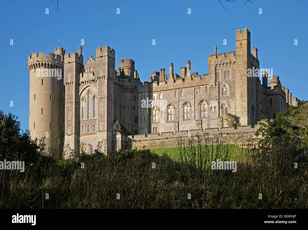 Die beeindruckende Arundel Castle, eine mittelalterliche Festung mit Blick auf die Mündung des Flusses Arun Stockfoto