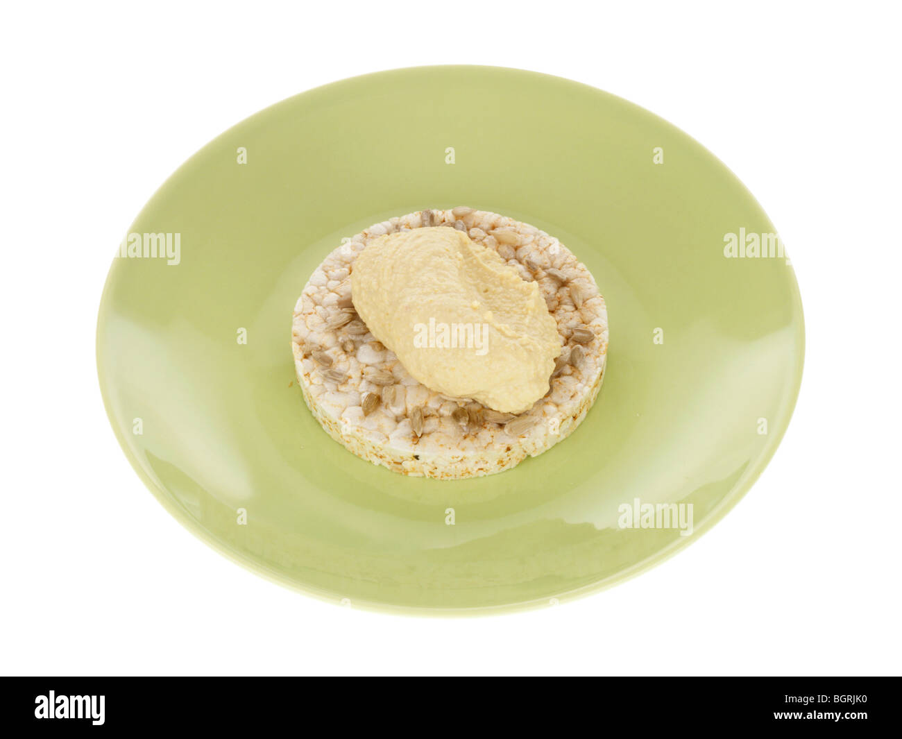 Kürbiskern-Reiskuchen mit Hummus Stockfoto