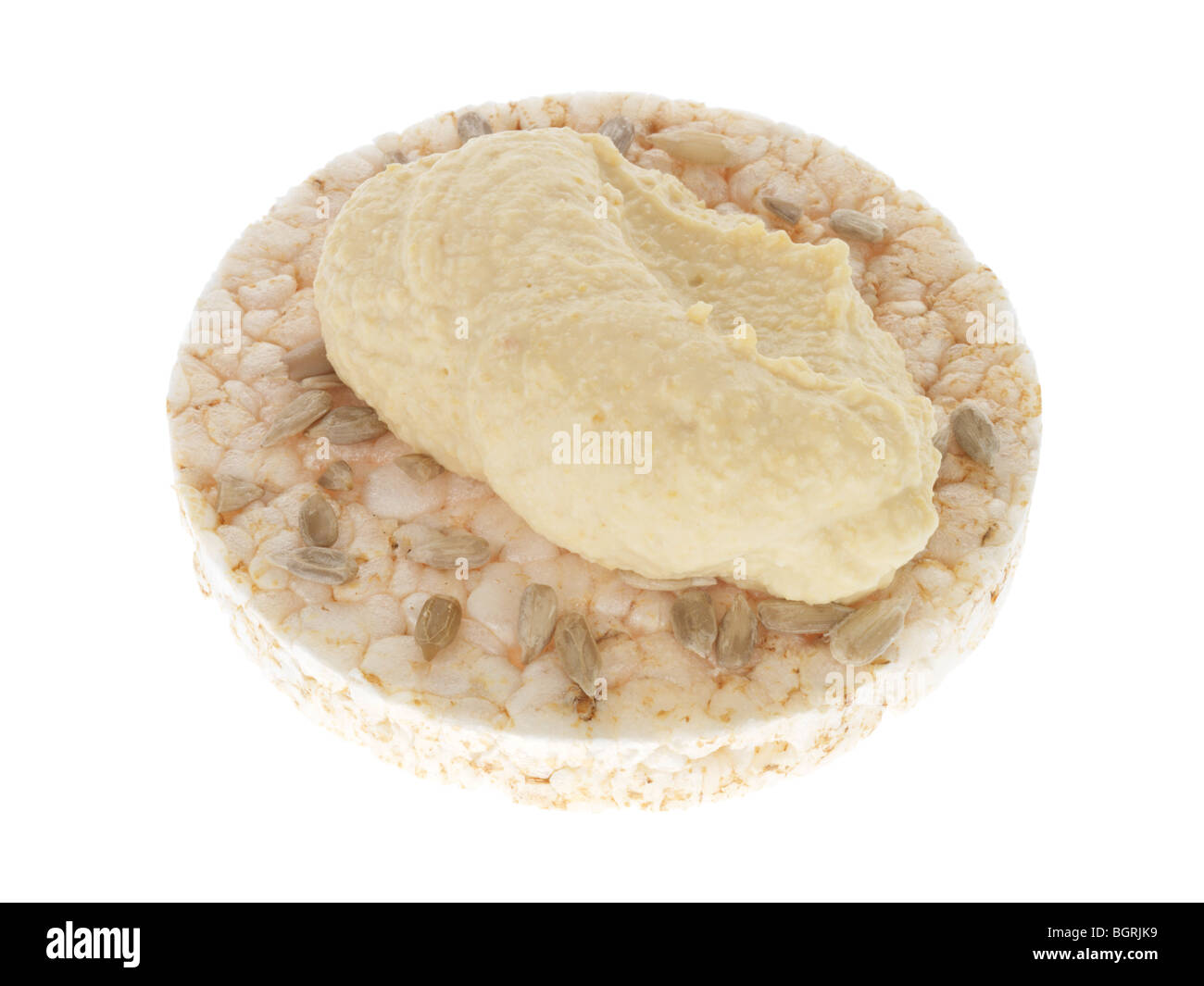 Kürbiskern-Reiskuchen mit Hummus Stockfoto