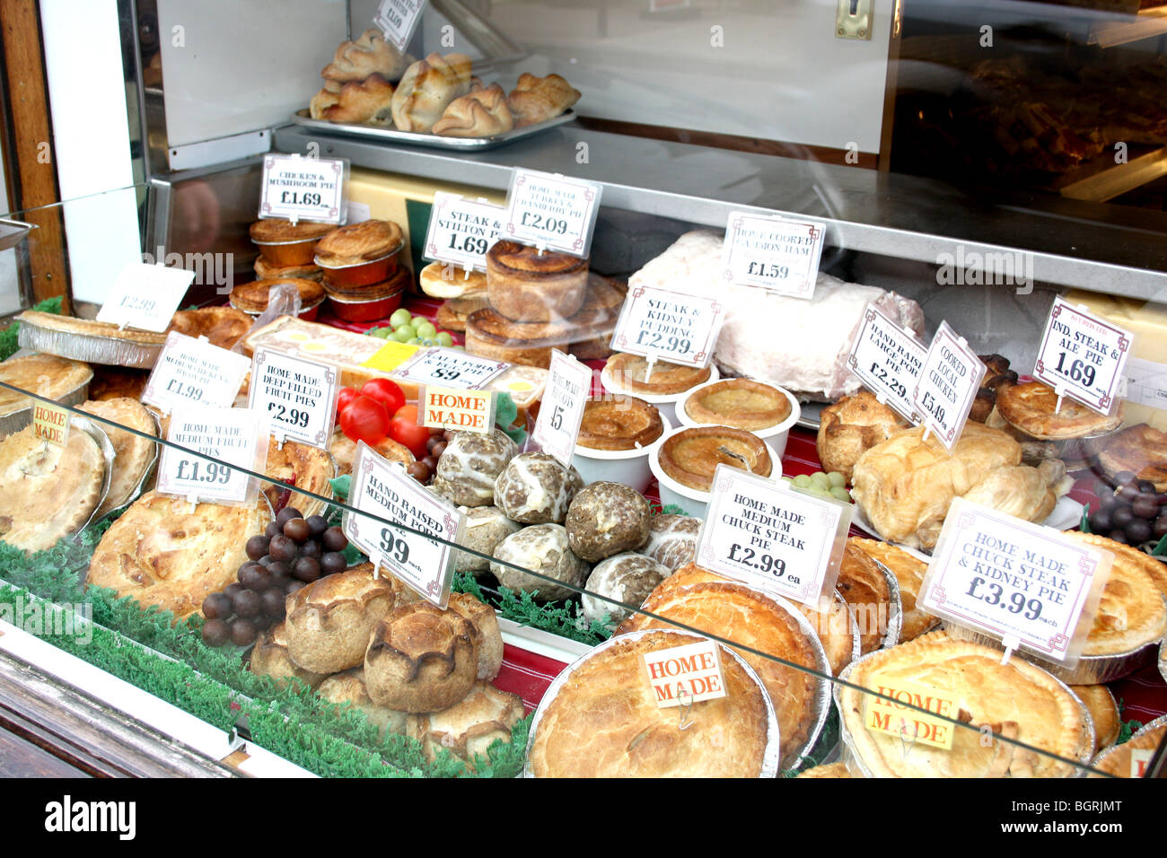 Verschiedene verschiedene englische Kuchen und Torten zum Verkauf in Wareham in Dorset. Stockfoto