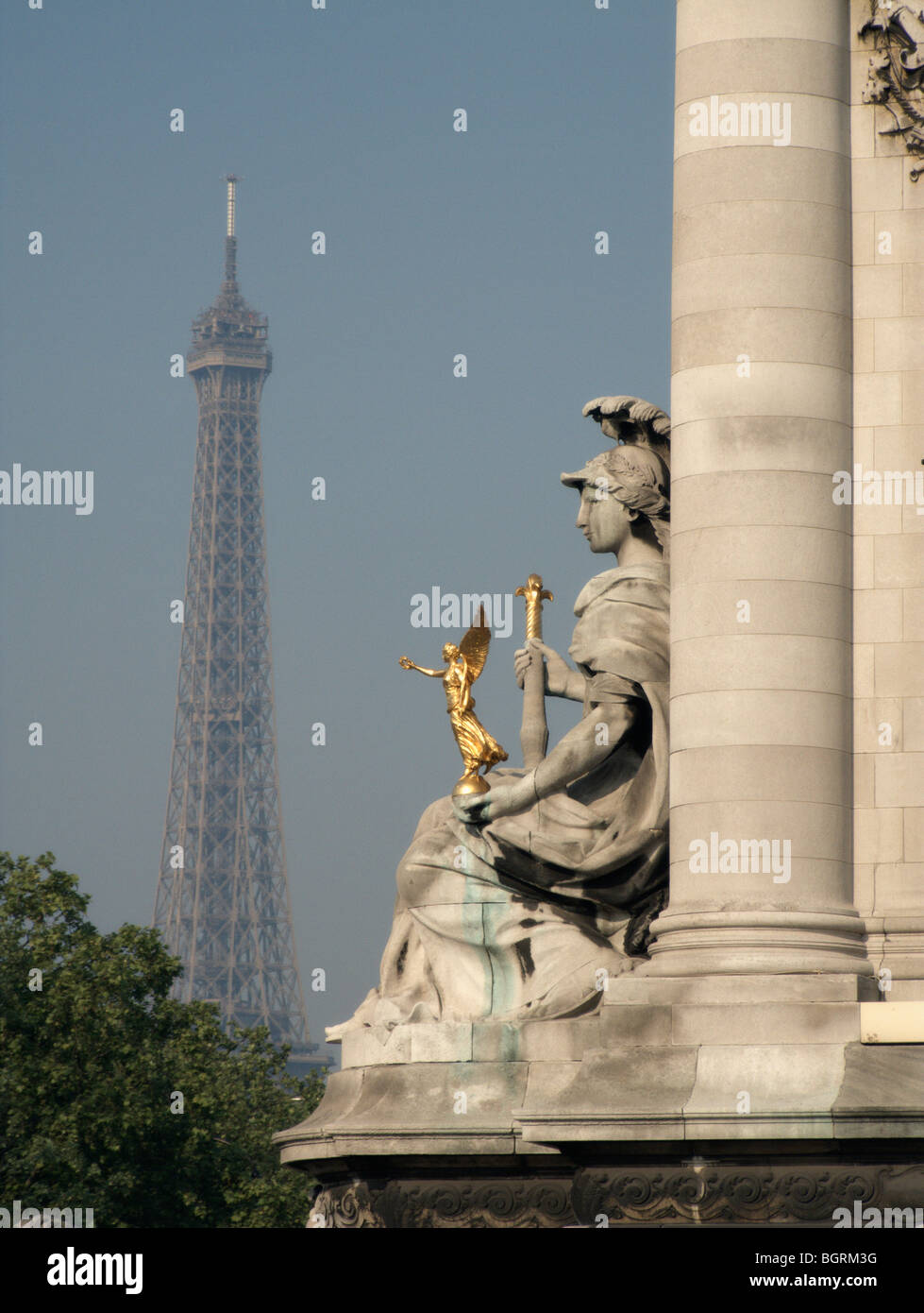 Eiffelturm und Nahaufnahme der Statue "La France de Louis XIV" von Laurent Honoré Marqueste. Brücke Alexander III. Paris. Frankreich Stockfoto