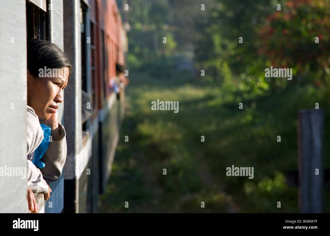 Burmesische Frau sah durch das Fenster. Shwenyaung-Thazi zu trainieren. Myanmar Stockfoto