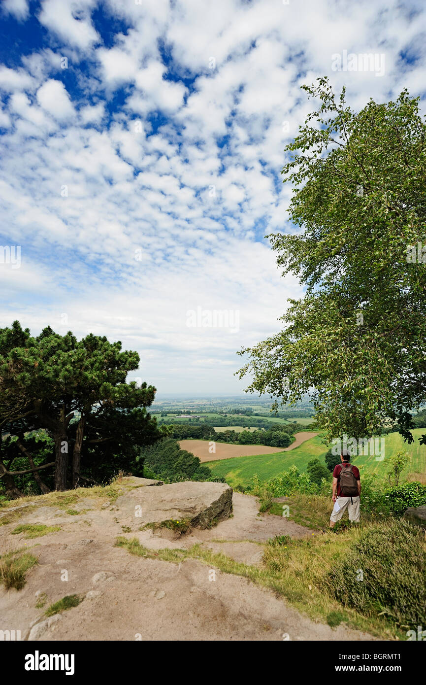 Genießen Sie den Blick über den Cheshire-Ebenen aus Sandstein Trail Walker. Stockfoto