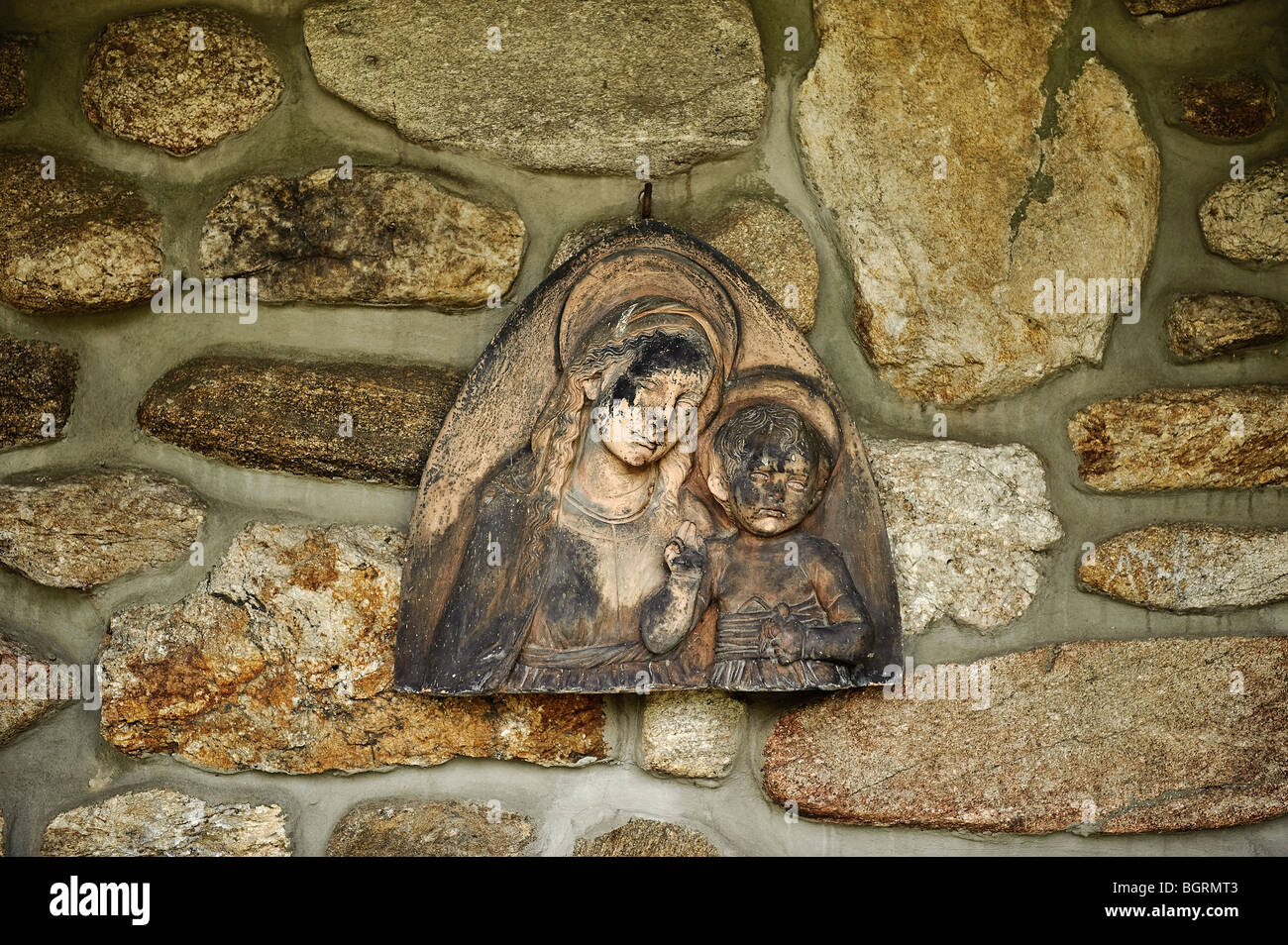 Relief Skulptur Ikone der Madonna mit Kind. Stockfoto