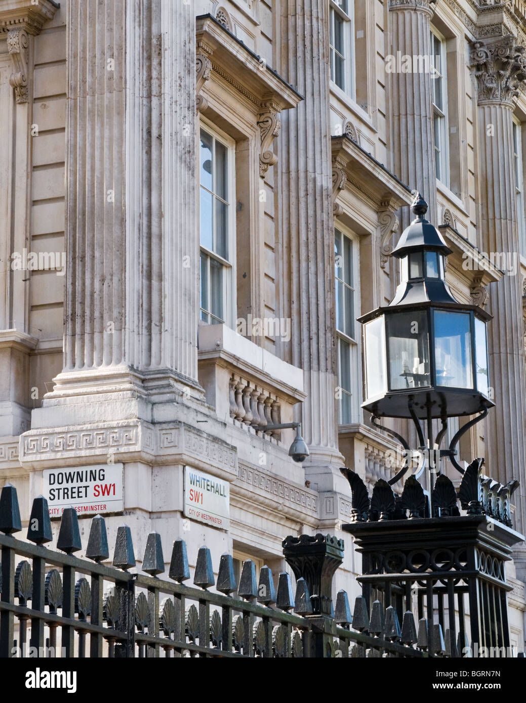 Downing Street Straße Zeichen und Sicherheit Tore SW1 Stockfoto