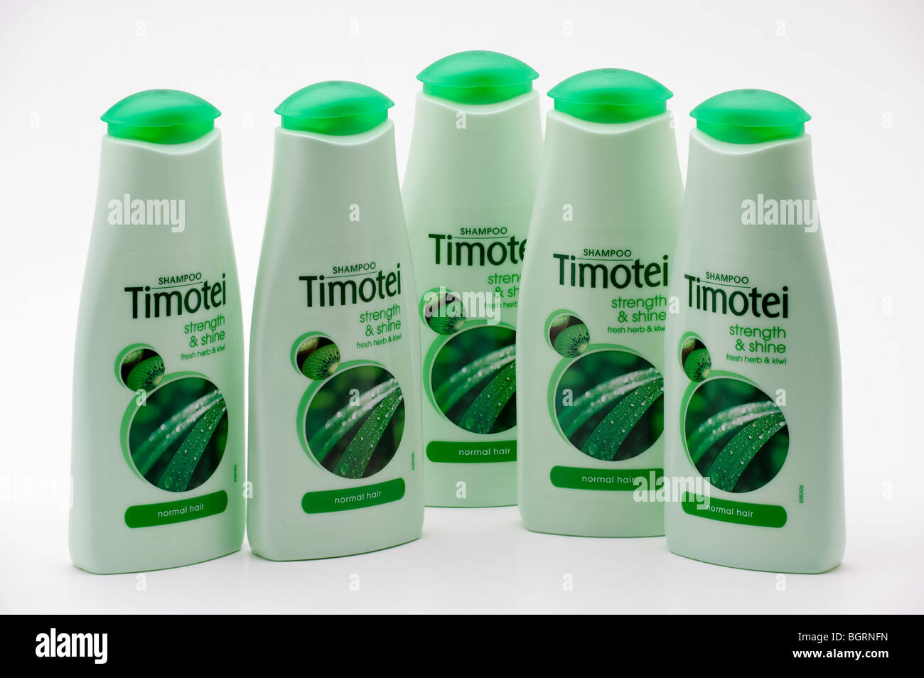 Fünf Flaschen Timotei-Kräuter-Shampoo für normales Haar Stockfoto