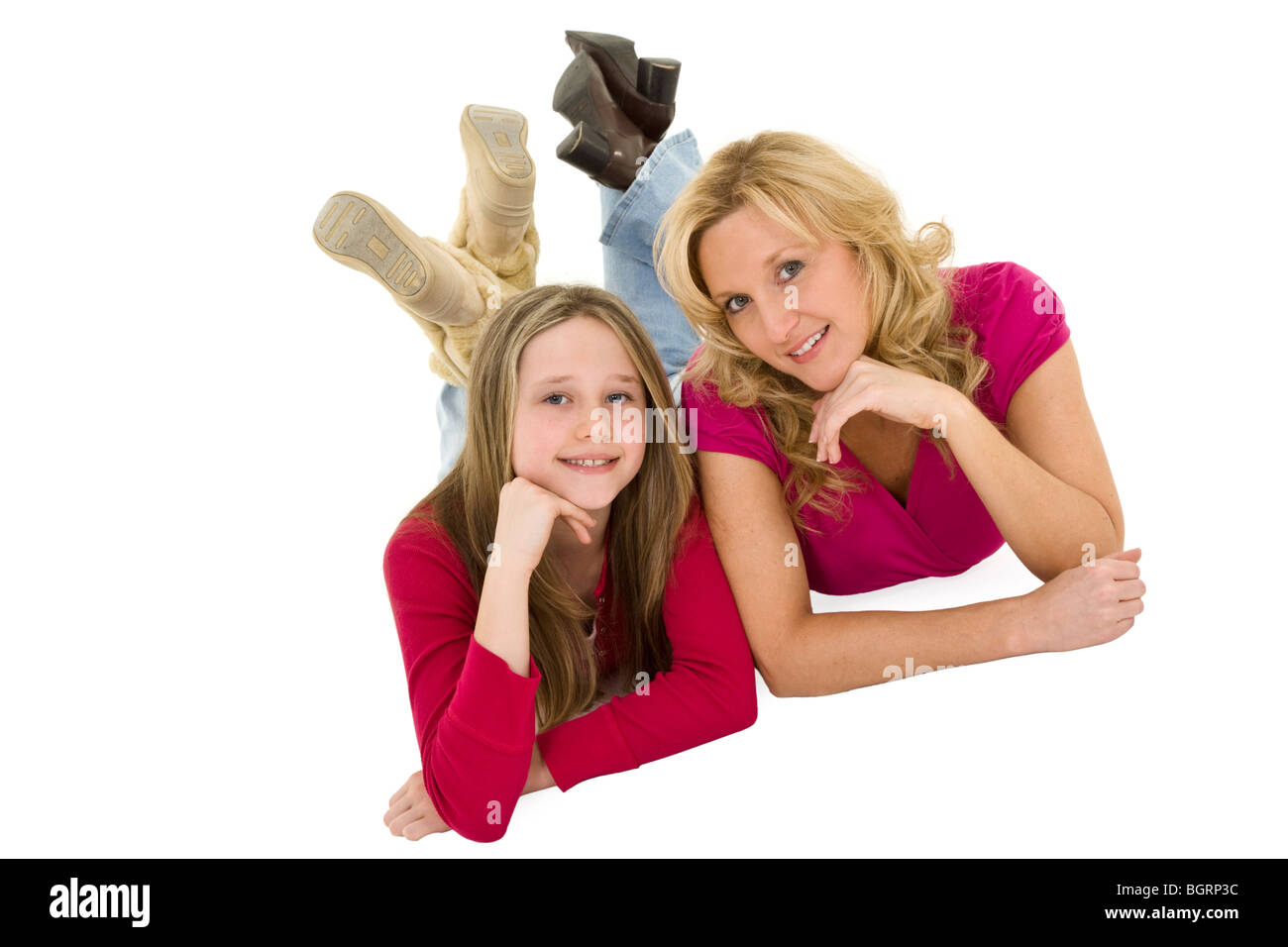 Mutter und Tochter, die Verlegung auf einem weißen Hintergrund zusammen in Freizeitkleidung Stockfoto