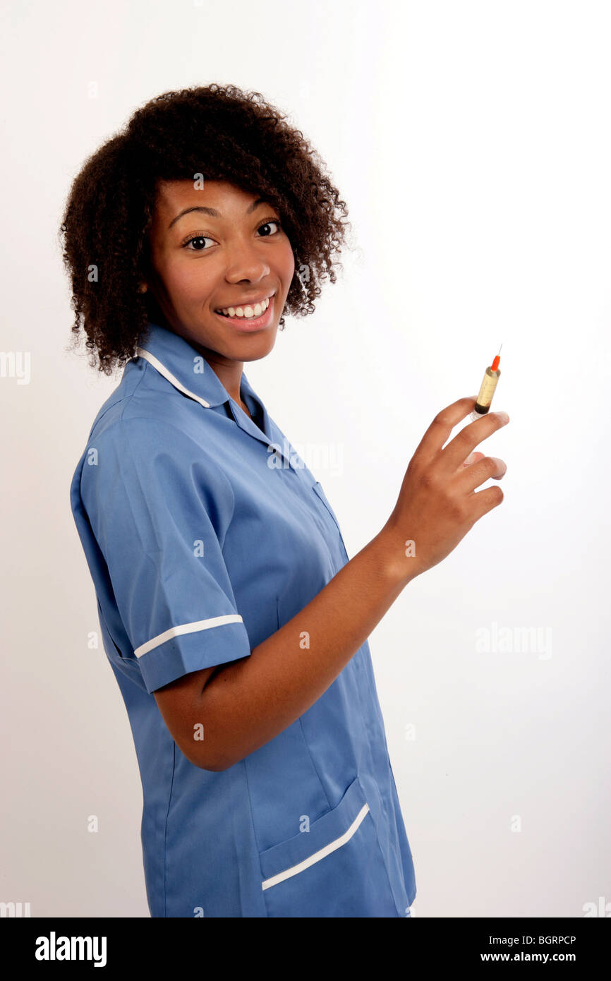 junge Krankenschwester hält eine Spritze bereit für eine Injektion Stockfoto
