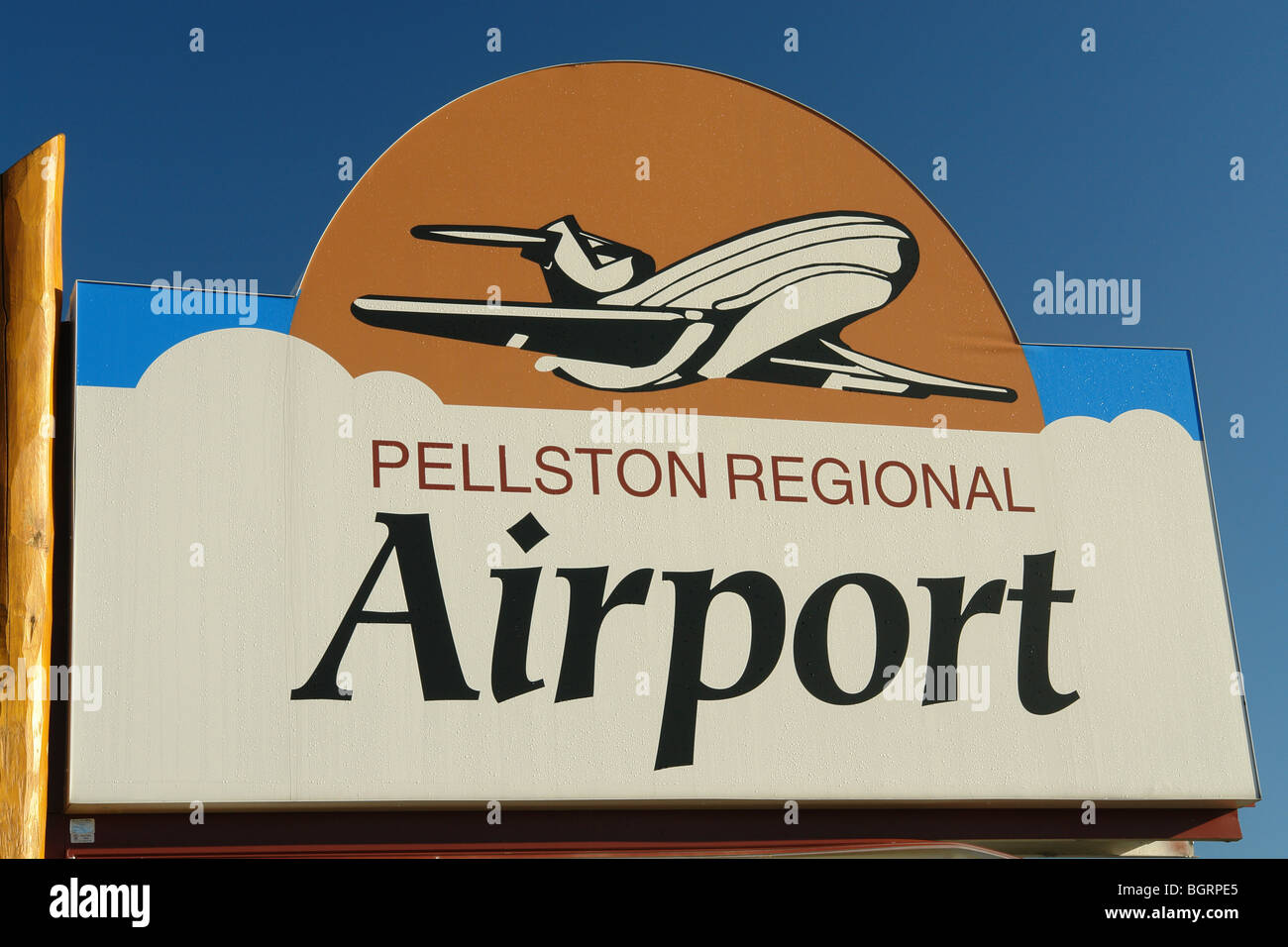 AJD62435, Pellston Regionalflughafen Ortseingangsschild Mackinaw/Mackinac, MI, Michigan Stockfoto