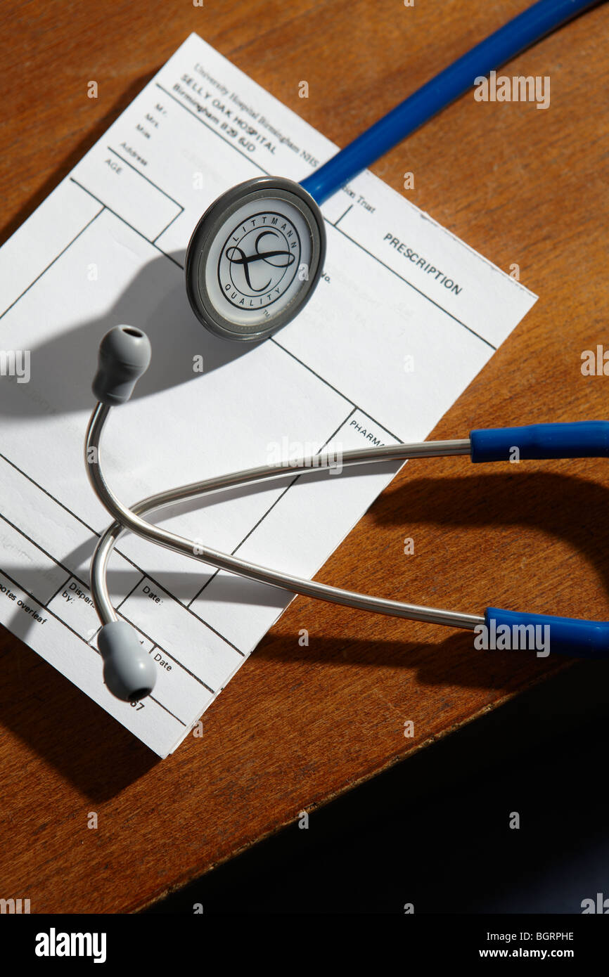 Eine Ärzte-Stethoskop beruht auf einem Rezept-Pad in eine Ärzte-Chirurgie. Stockfoto