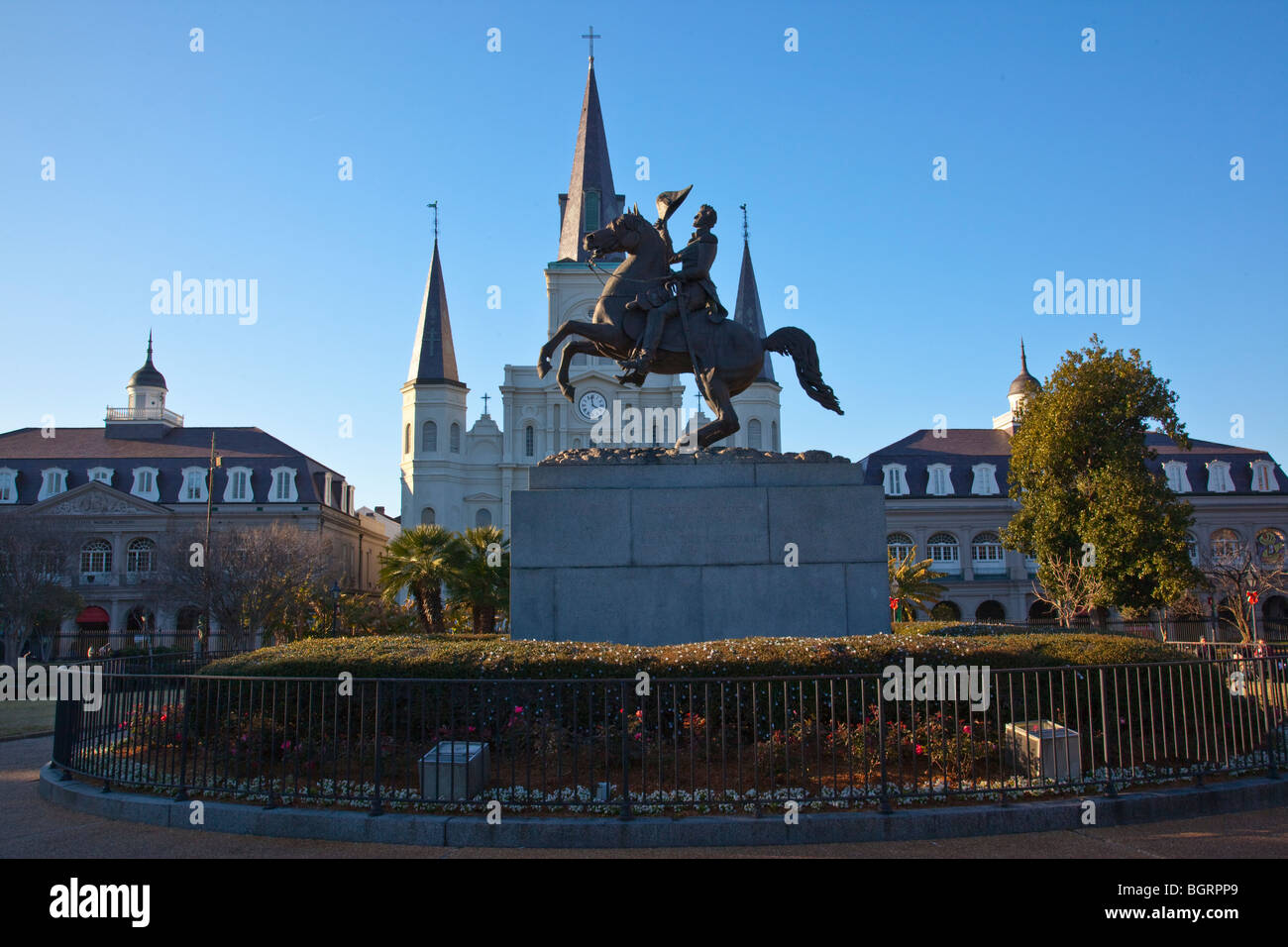 Statue von Andrew Jackson und St. Louis Cathedral am Jackson Square im French Quarter von New Orleans, LA Stockfoto