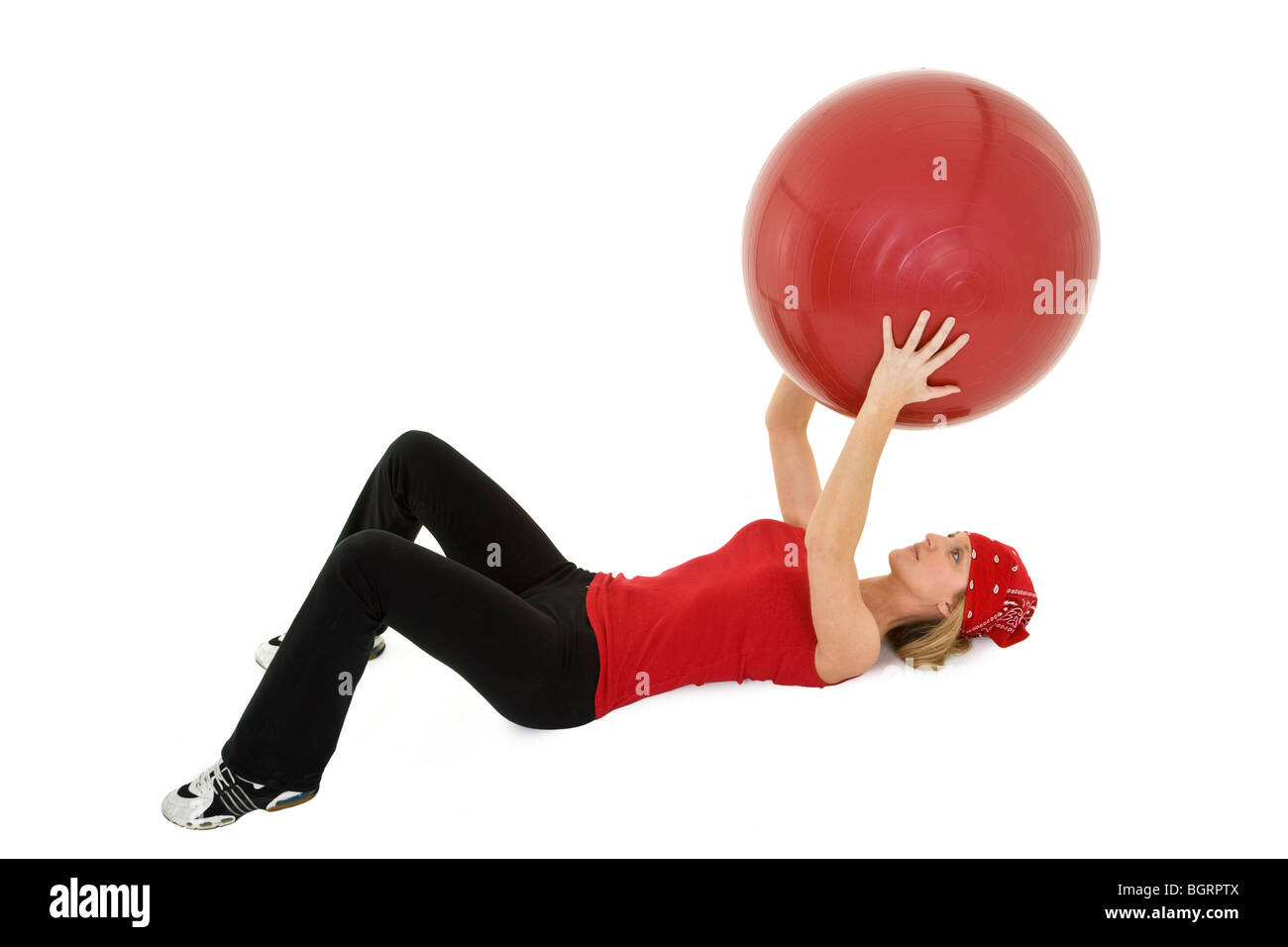 Kaukasischen Frau in frühen 40er Jahren, mit einem Gymnastikball auf weißem Hintergrund Stockfoto