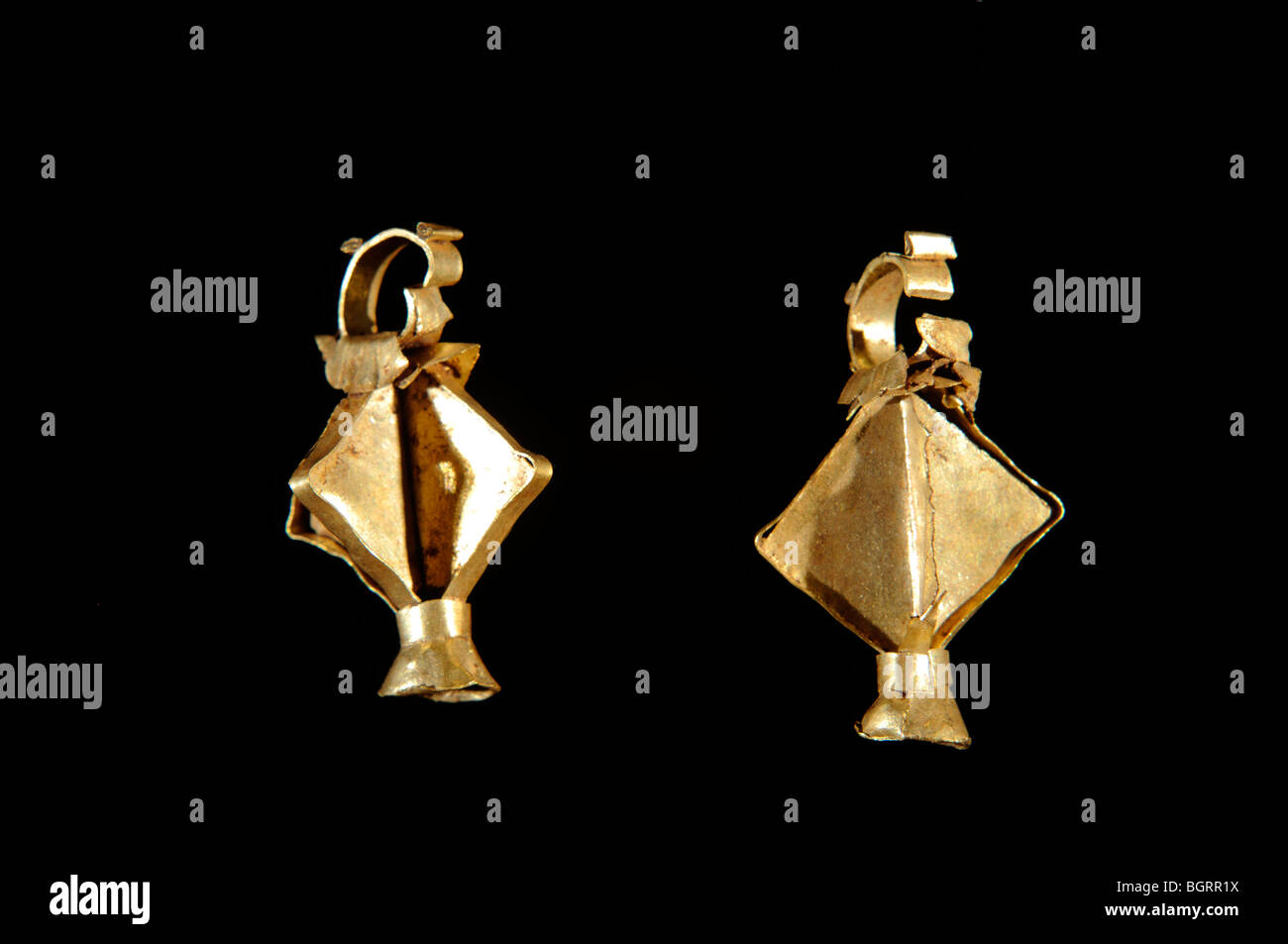 alte goldene Ohrringe aus Java Indonesien Stockfoto