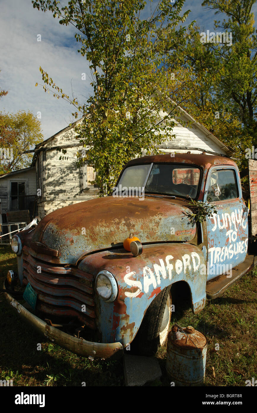 AJD62743, WI, Wisconsin, Junk Antiquitätenladen, Sanford & Sohn Pick-up-truck Stockfoto