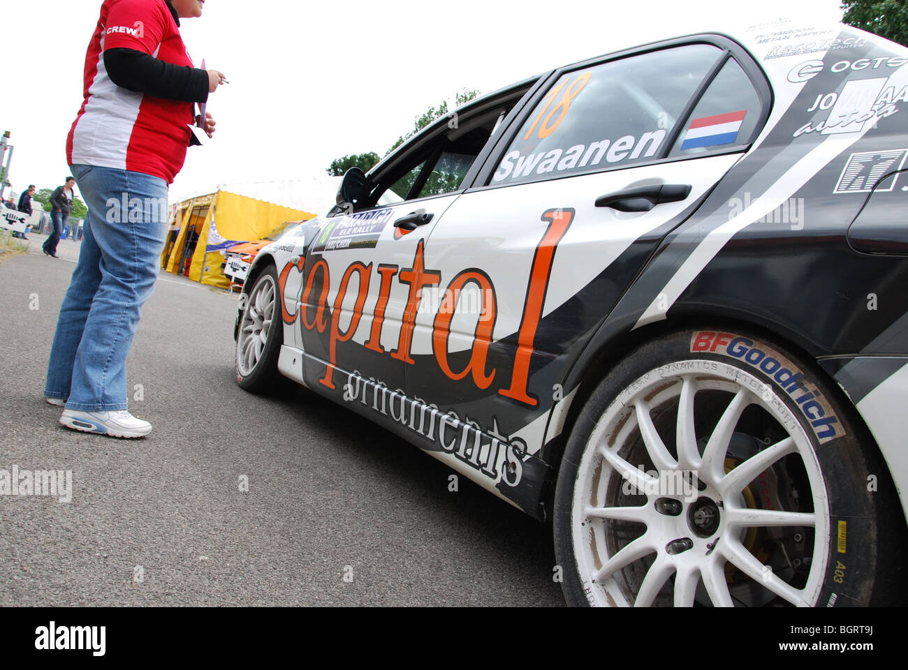 Mitsubishi Lancer EVO VII der Kandidat nr 18 Rückkehr aus Wertungsprüfung am Paradigit ELE Rallye 2009, Niederlande Stockfoto