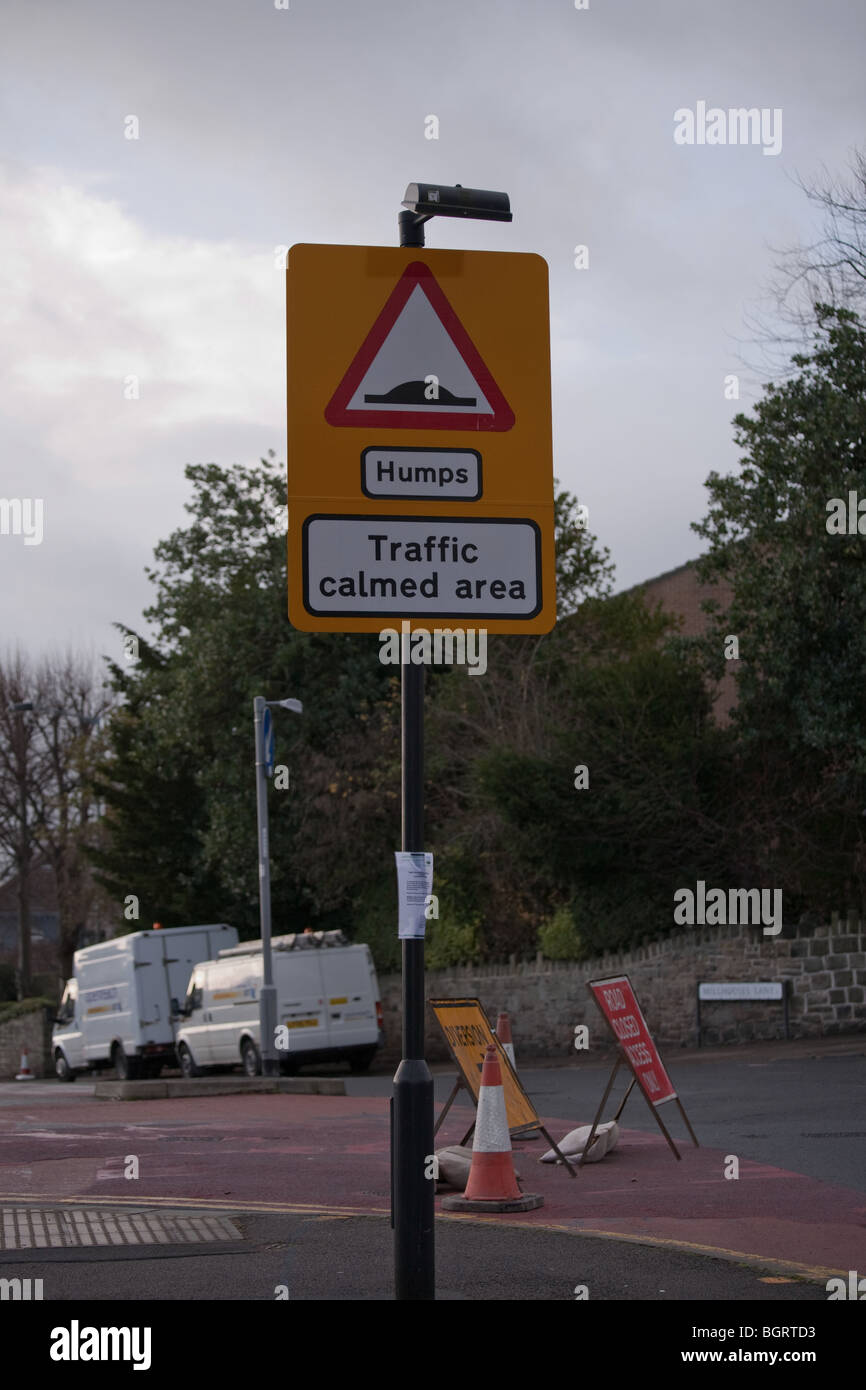 Beispiele für UK Straßenschilder. verkehrsberuhigte Gegend Höcker Stockfoto