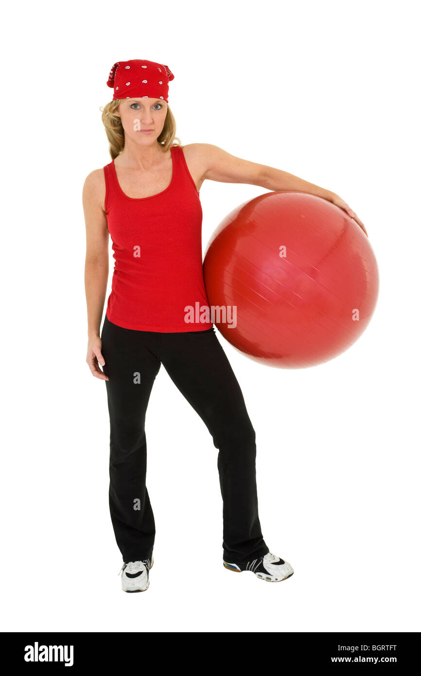 Kaukasischen Frau in frühen 40er Jahren, mit einem Gymnastikball auf weißem Hintergrund Stockfoto