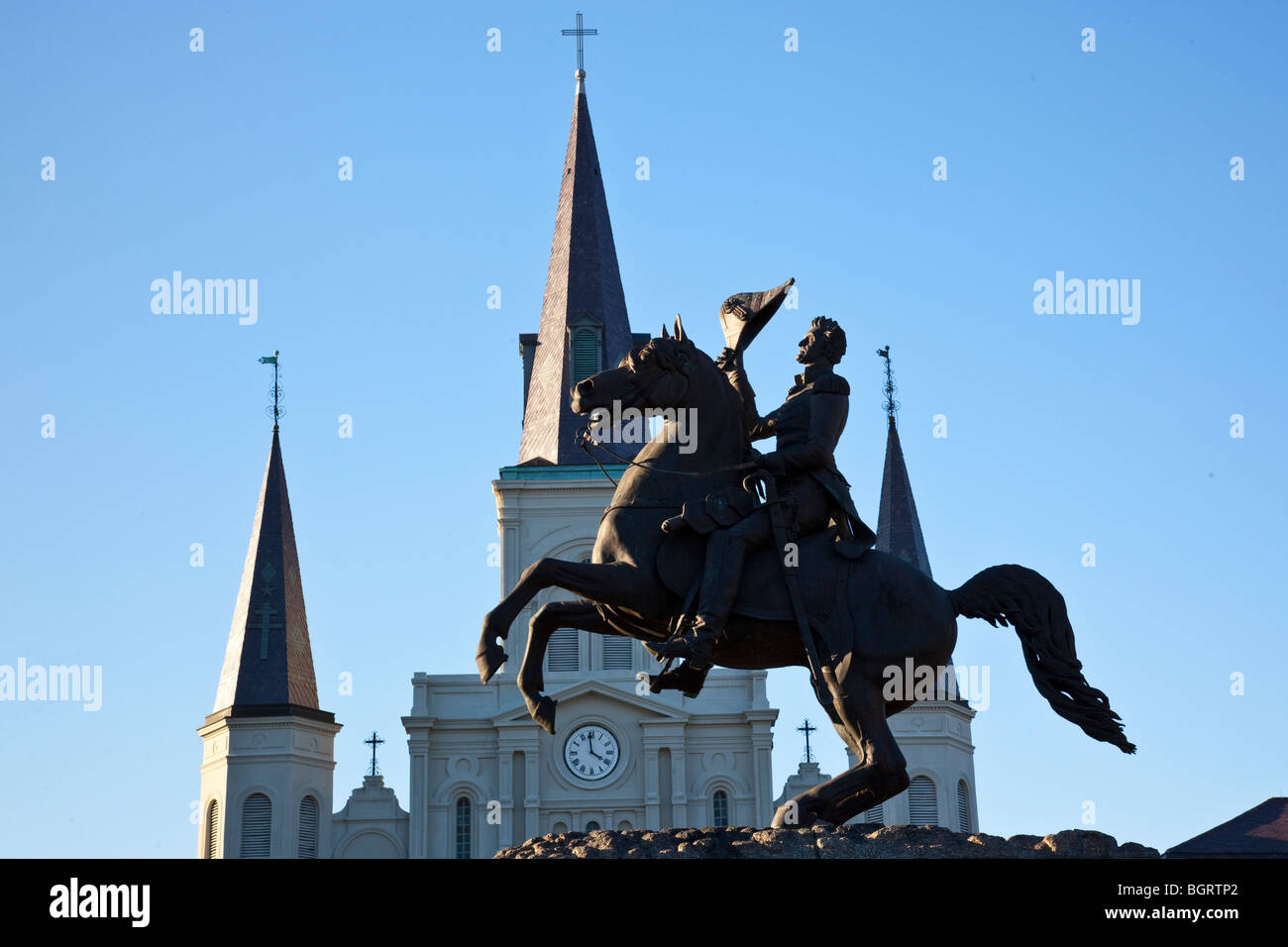 Statue von Andrew Jackson und St. Louis Cathedral am Jackson Square im French Quarter von New Orleans, LA Stockfoto