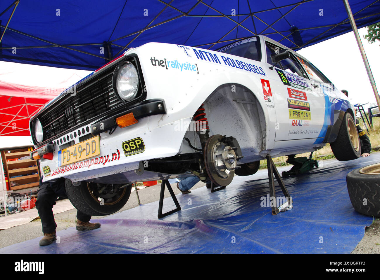 Ford Escort Mk II BDA im Service-Bereich zwischen Wertungsprüfungen auf 2009 Paradigit-ELE-Rallye, Niederlande Stockfoto