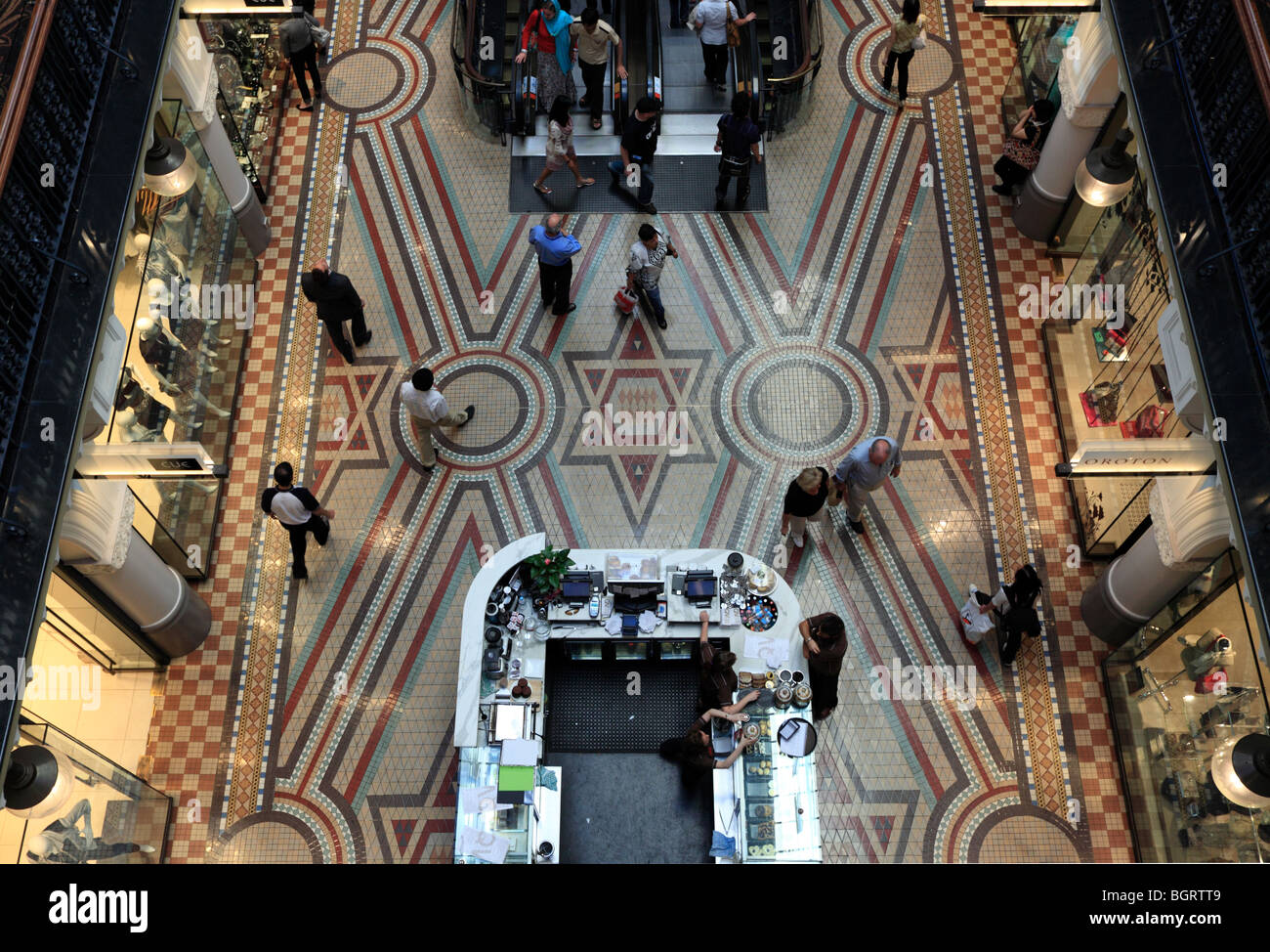 Auf der Suche nach unten die Mehrschichtigkeit des Queen Victoria Building shopping-Komplex in Sydney. Stockfoto