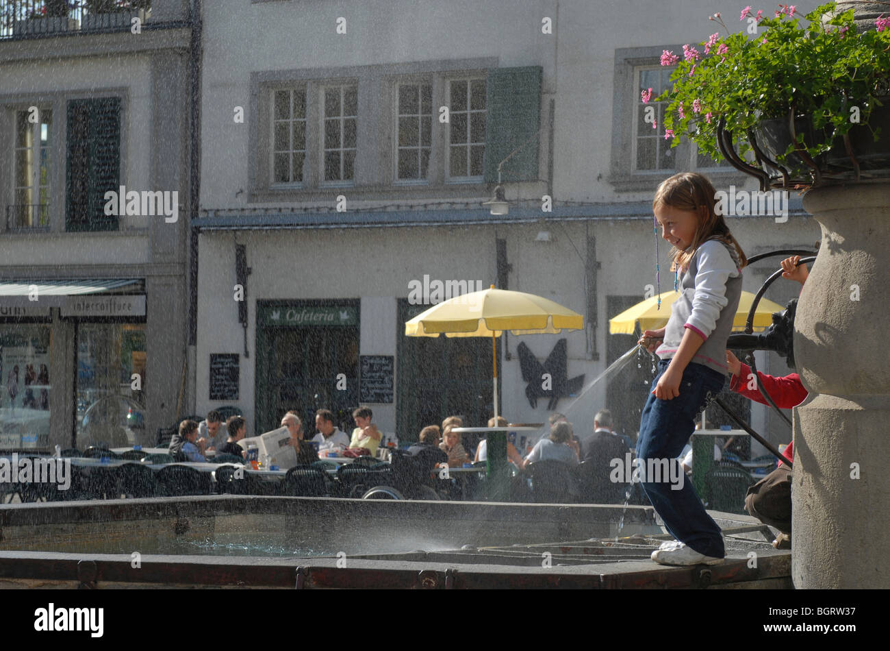 Mädchen spielen in den Brunnen, Zürich, Schweiz Stockfoto