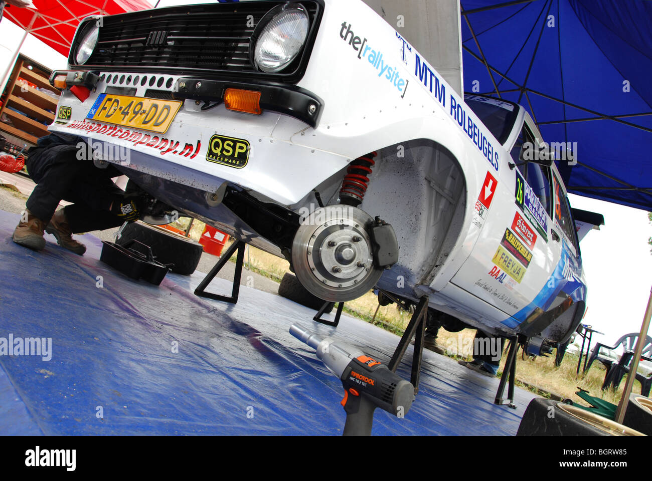 Ford Escort Mk II BDA im Service-Bereich zwischen Wertungsprüfungen auf 2009 Paradigit-ELE-Rallye, Niederlande Stockfoto