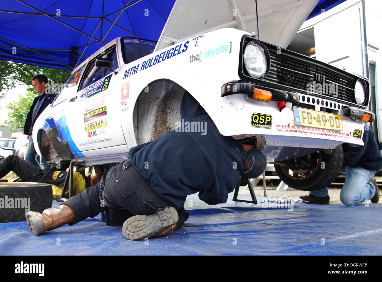 Mechaniker arbeiten an Ford Escort Mk II BDA im Service-Bereich zwischen Wertungsprüfungen auf 2009 Paradigit-ELE-Rallye, Niederlande Stockfoto