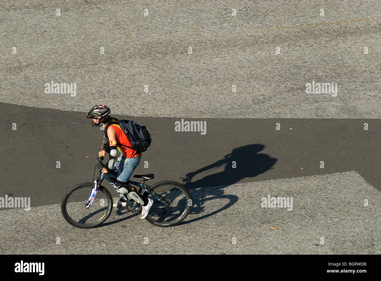 Ein Teenager auf dem Fahrrad, Basel, Schweiz Stockfoto