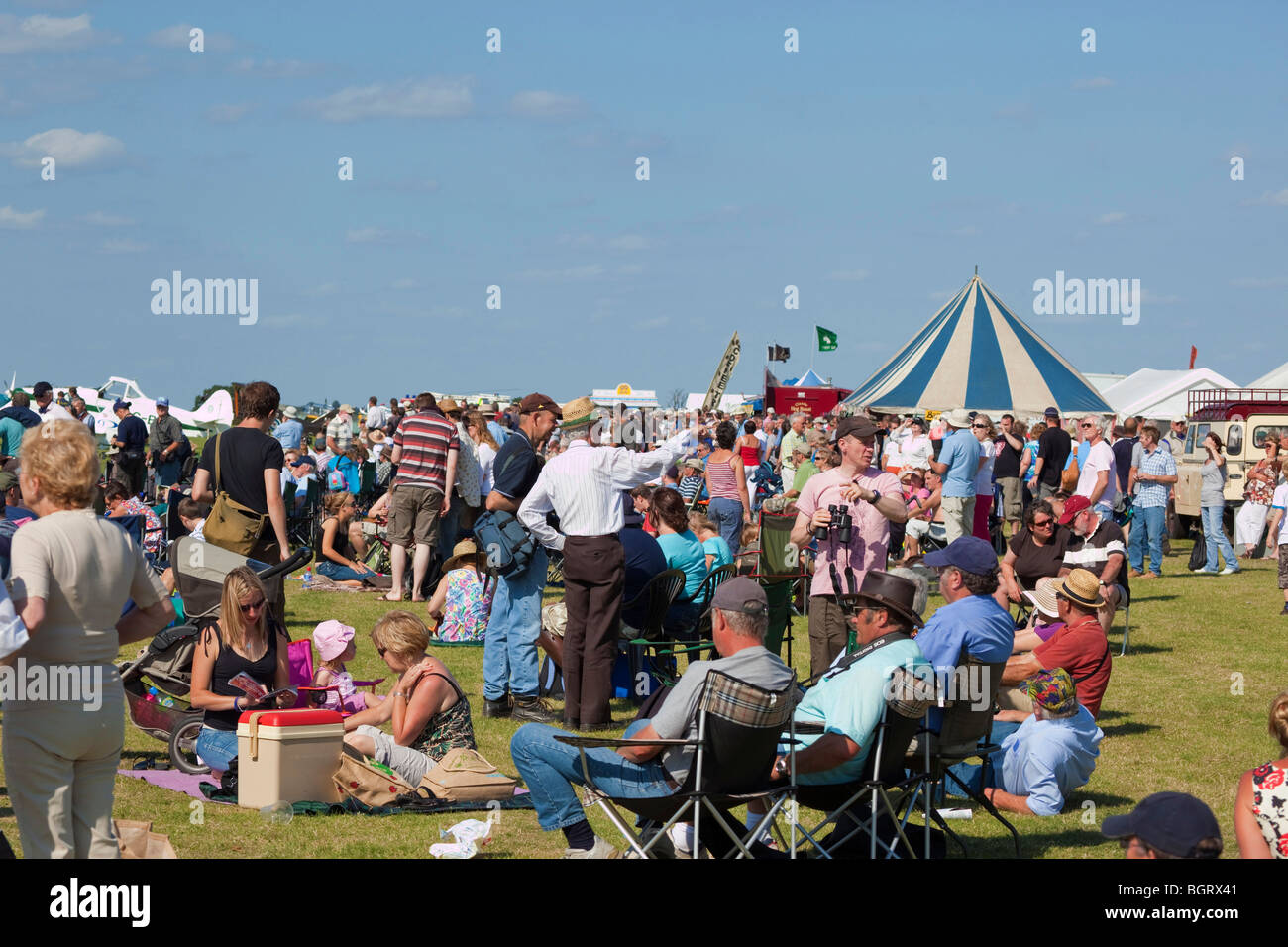 Massen von Menschen bei lokalen öffentlichen Veranstaltung auf Rougham Airshow in Suffolk, UK Stockfoto