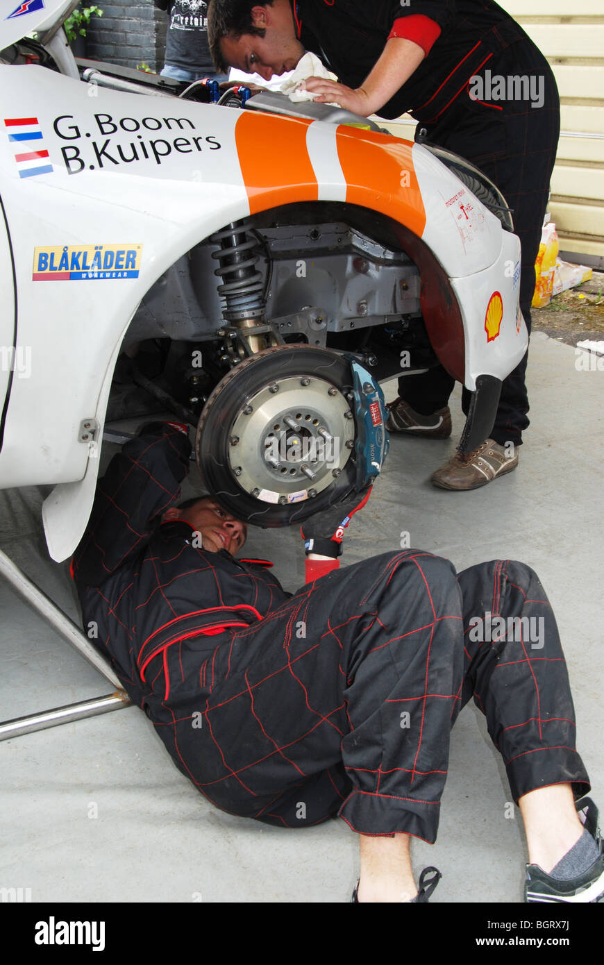Überprüfung von Motor und Fahrwerk des Ford Puma Super 1600 bei 2009  niederländische Paradigit-ELE-Rallye Stockfotografie - Alamy