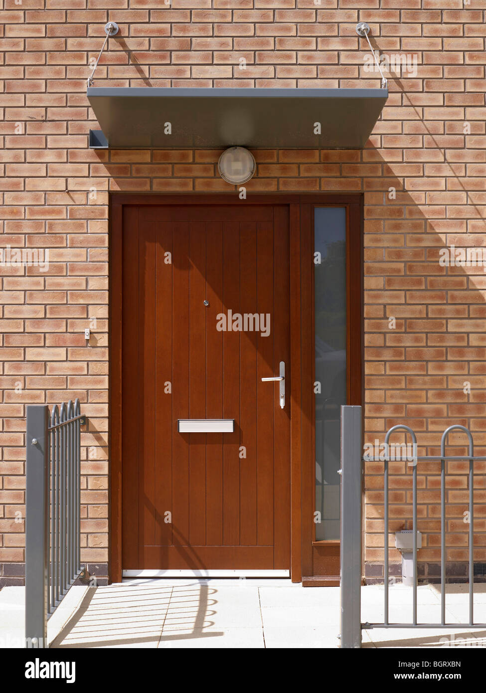 Tür auf modernen Wohnanlage, Nordengland Stockfoto