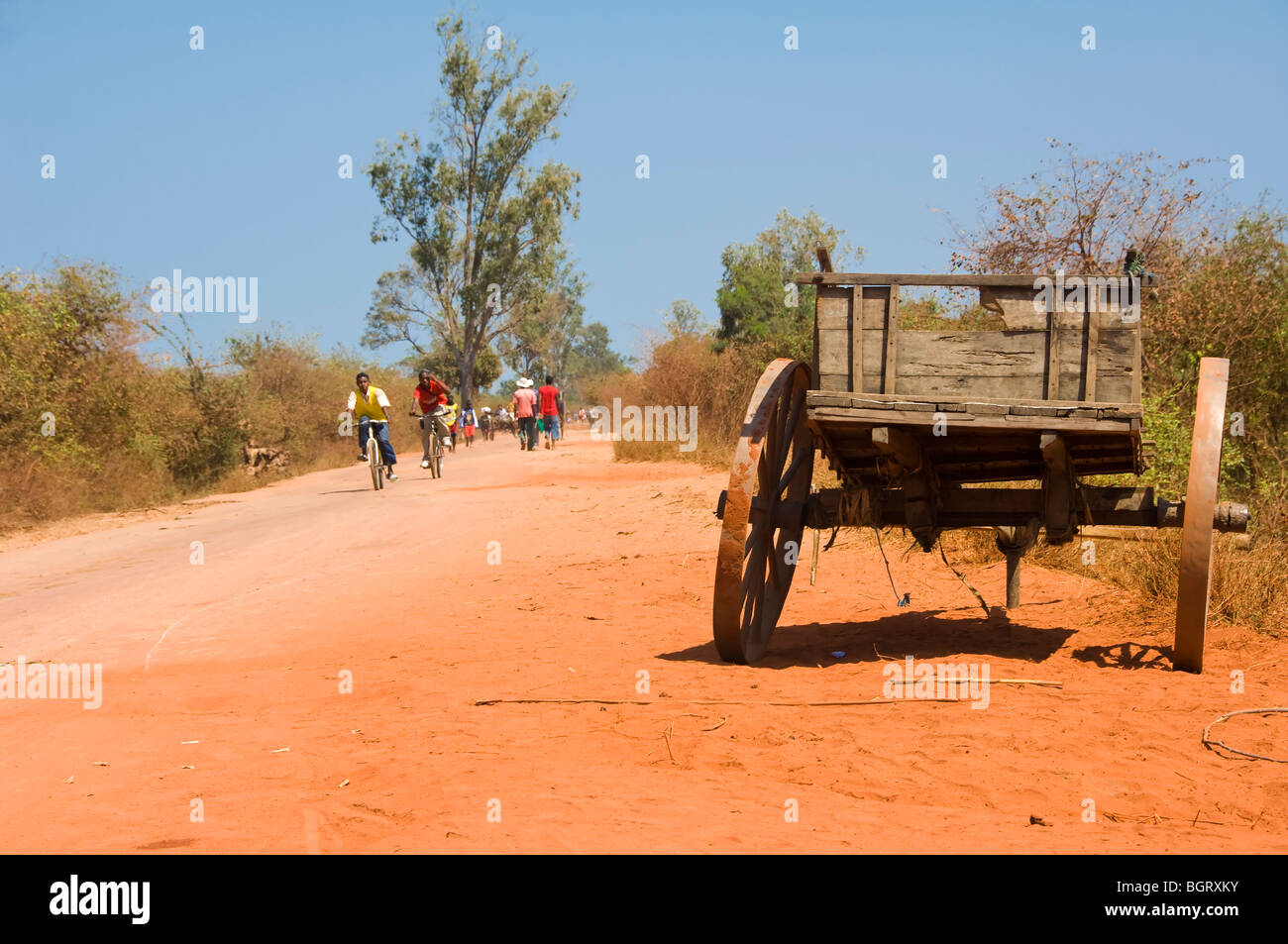 Madagassen auf einer roten Straße, Morondava, Madagaskar Stockfoto