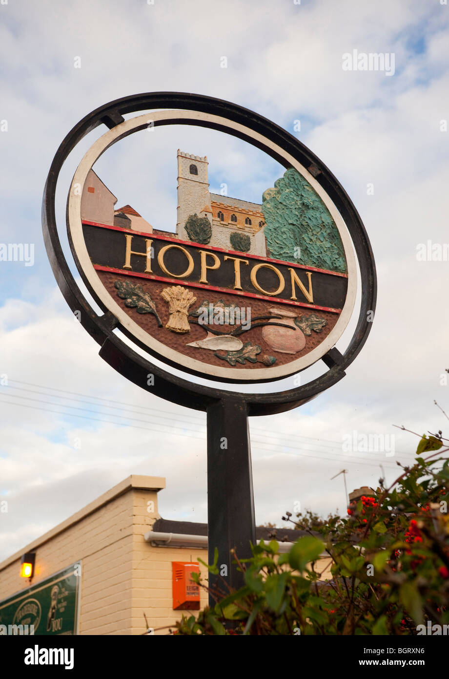 Hopton Ortsschild, Suffolk, UK Stockfoto