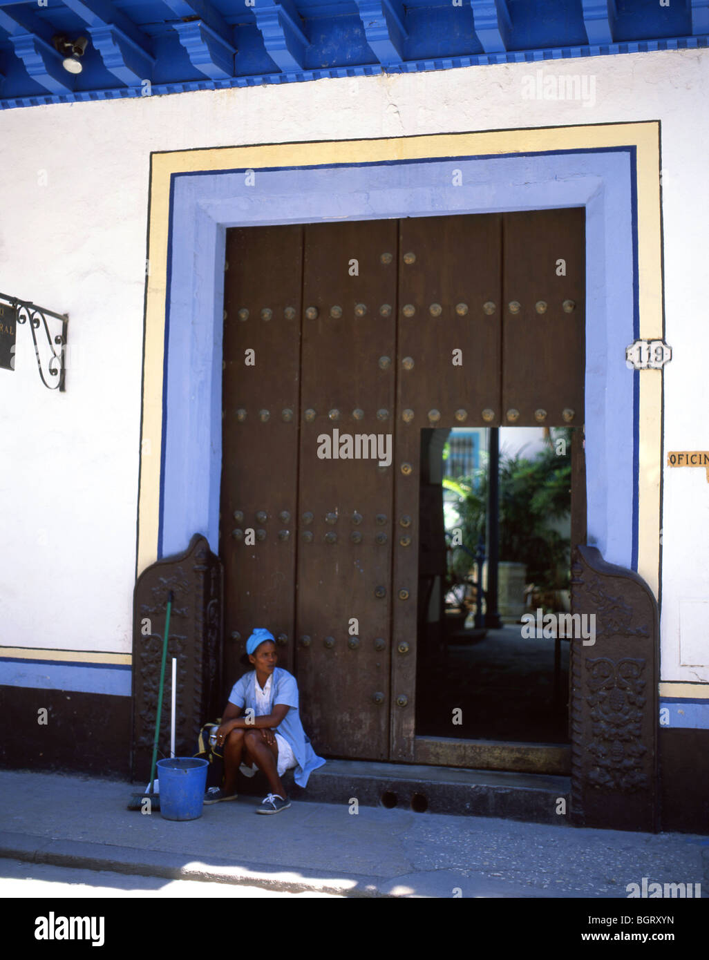 Frau sitzt in Tür, Trinidad, Sancti Spiritus, Republik Kuba Stockfoto